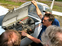 Tutustumassa ilmailukerhon toimintaan ja iltalennolla